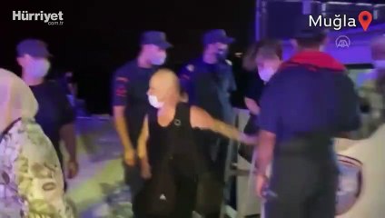 İskeledeki vatandaşlar çıkarma gemisiyle tahliye ediliyor