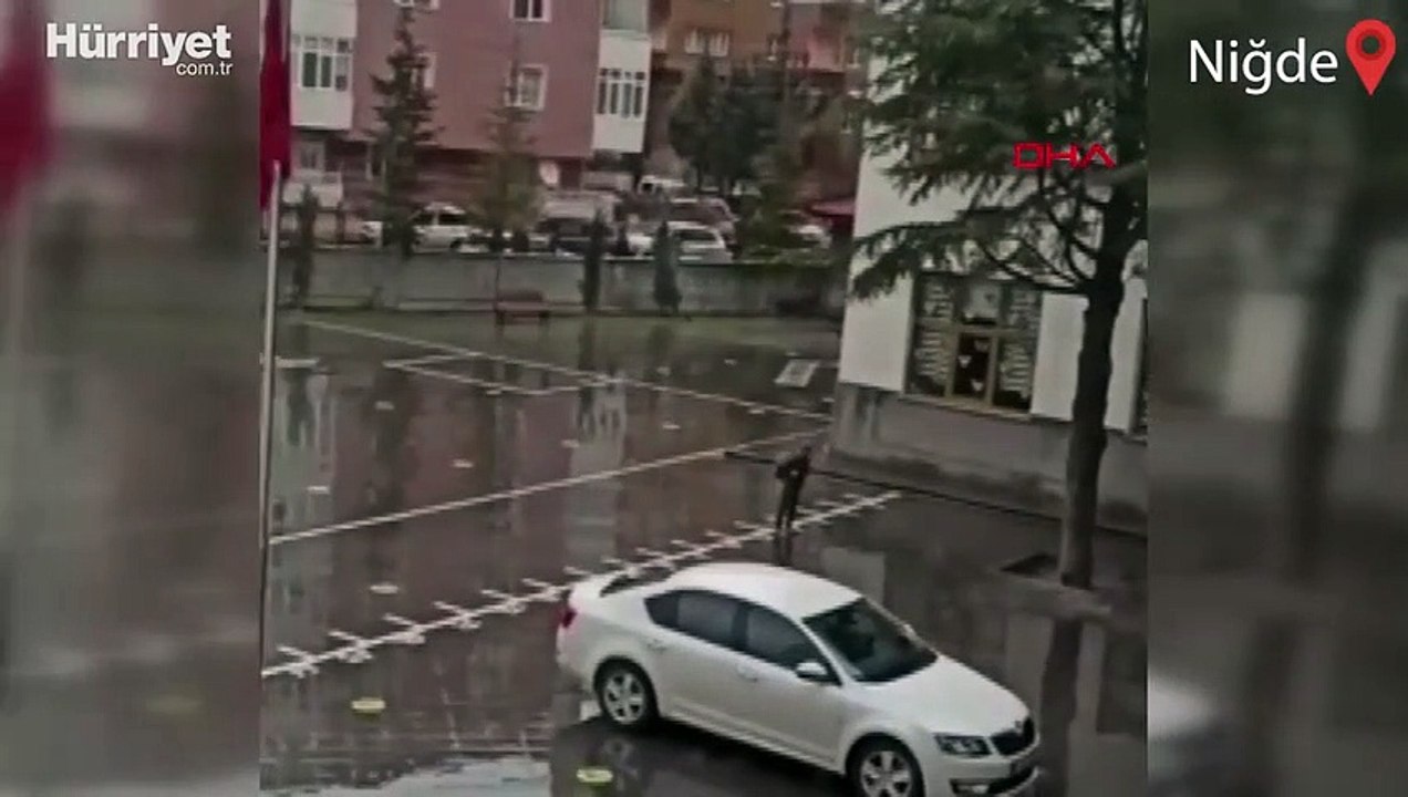 İstiklal Marşı okunurken yağmur altında tek başına saygı duruşunda bulundu