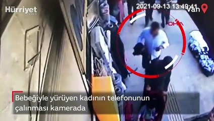 Bebeğiyle yürüyen kadının telefonunun çalınma anı kamerada