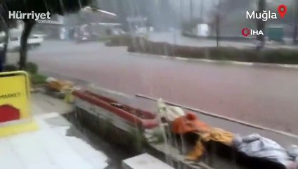 Marmaris’te sağanak yağış etkili oluyor