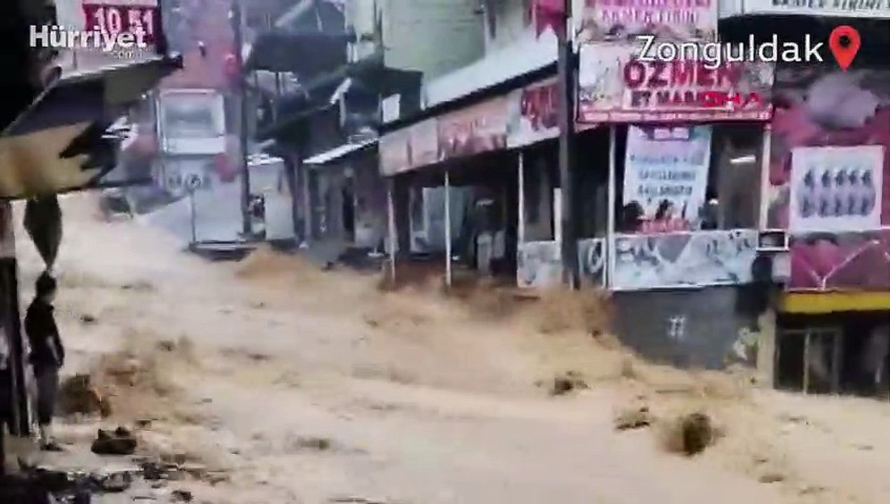 Zonguldak'ta dere taştı, belde merkezi sular altında kaldı