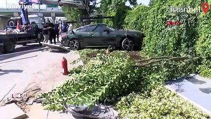 Bakırköy'de lüks araç kaldırıma çıktı, son anda kurtuldu