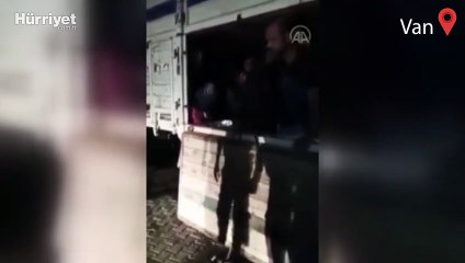 Çimento yüklü kamyonetin kasasına saklanmış 78 düzensiz göçmen yakalandı