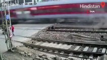 Motosikletli sürücü, trenin altında kalmaktan son anda kurtuldu
