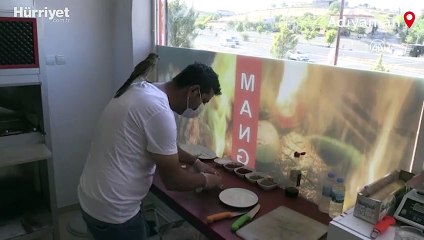 Atmaca yavrusu ile lokantacının dostluğu görenleri şaşırtıyor