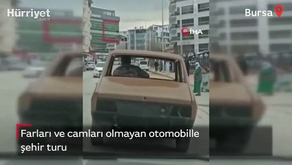 Farları ve camları olmayan otomobille şehir turu