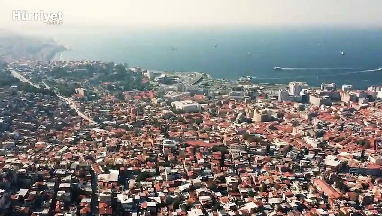 Sanatçı Hüseyin El Cesmi 'Beraber yürüdük biz bu yollarda' şarkısını Türkçe söyledi