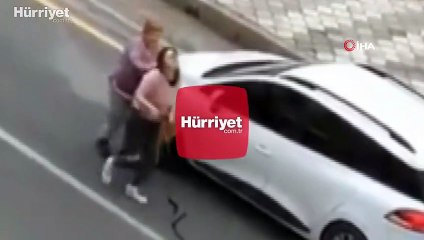 Dehşet anları! Aracın camını kırdı, yoldan geçen adama bıçakla saldırdı