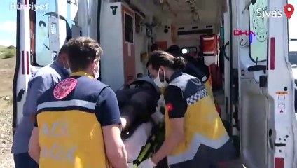 Sivas'ta minibüs ile otomobil çarpıştı! Çok sayıda yaralı var