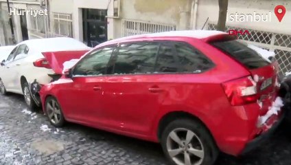 Buzlanan yolda kayan itfaiye aracı 7 otomobile çarptı
