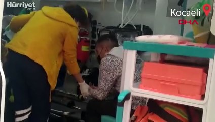 Yolun karşısına geçmek isteyen kişiye motosikletli kurye çarptı! O anlar kamerada