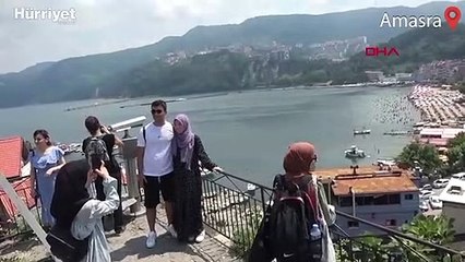 Amasra'da plajda şemsiye açacak yer kalmadı
