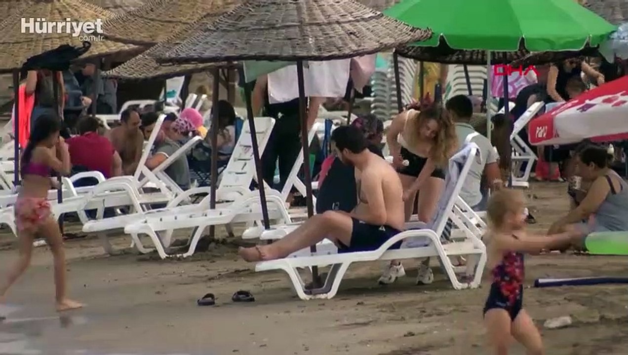 Yasağa ve tehlikeye aldırış etmeden denize girdiler