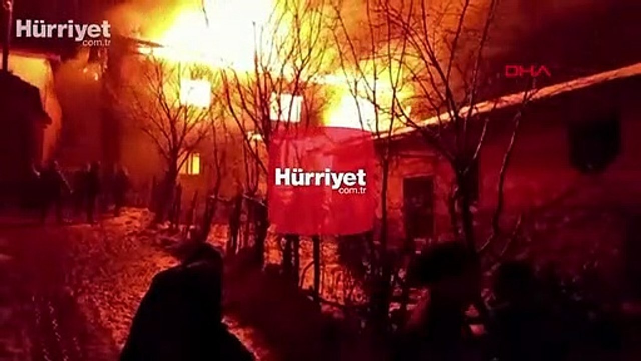 İki katlı evde çıkan yangına 'kar' ile müdahale ettiler