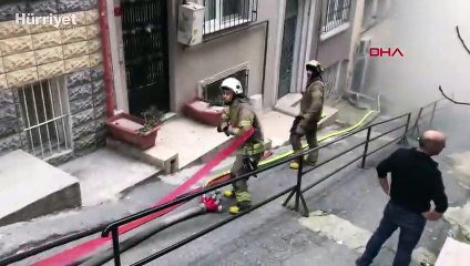 Beyoğlu'nda yangında mahsur kalanları itfaiye kurtardı