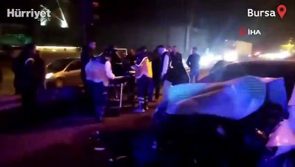 Kırmızı ışıkta bekleyen araca arkadan gelen otomobil çarptı! Yaralılar var