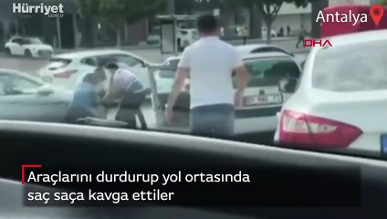 Araçlarını durdurup yol ortasında saç saça kavga ettiler