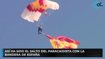 Así ha sido el salto del paracaidista con la bandera de España