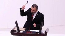 CHP'li vekil, sosyal medya yasasına Meclis'te telefonunu parçalayarak tepki gösterdi