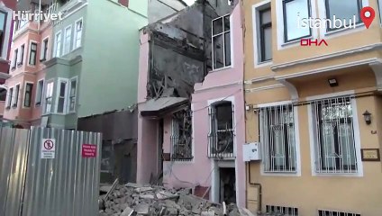 Fatih'te binanın bir kısmı yola çöktü