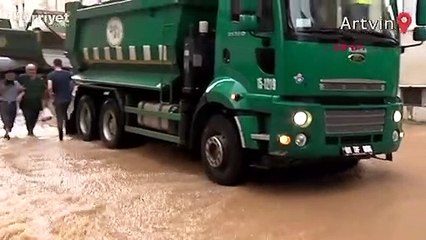 Arhavi'de etkili olan aşırı yağış sonrası ev iş yerlerini su bastı