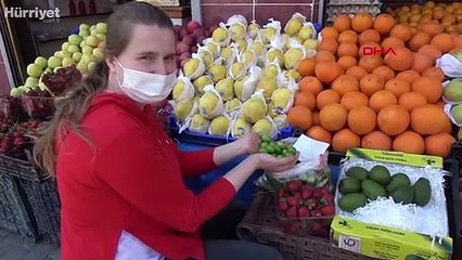 Tezgahlarda kilosu 100 liradan satılan erik, 1 saatte tükendi