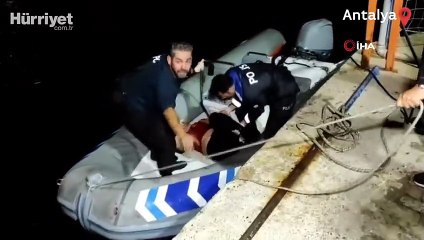 Kıyafetleriyle denize giren kadının çığlıklarına deniz polisi yetişti