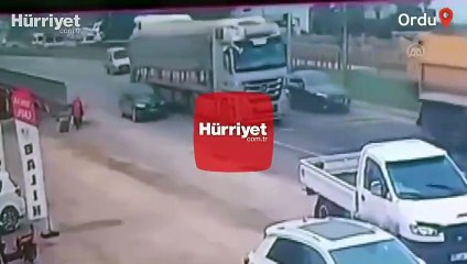 TIR'a çarpan araç metrelerce böyle sürüklendi