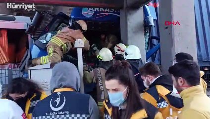 Esenyurt'ta gişelerde TIR ile midibüs kazaya karıştı