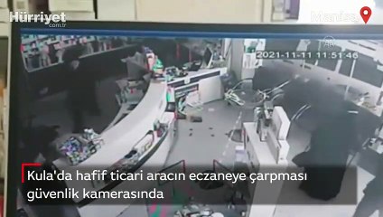 Kula'da hafif ticari aracın eczaneye çarpması güvenlik kamerasında