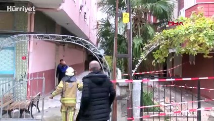 Güngören'de binanın balkonu çöktü