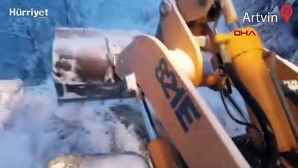 Artvin'de çığ nedeniyle yolda mahsur kalan görevliler kurtarıldı