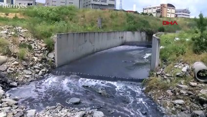Esenyurt'ta bulunan yağmur suyu kanalı yine mavi aktı