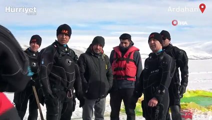 Donan göldeki buzu testere ile kesip dalış yaptılar