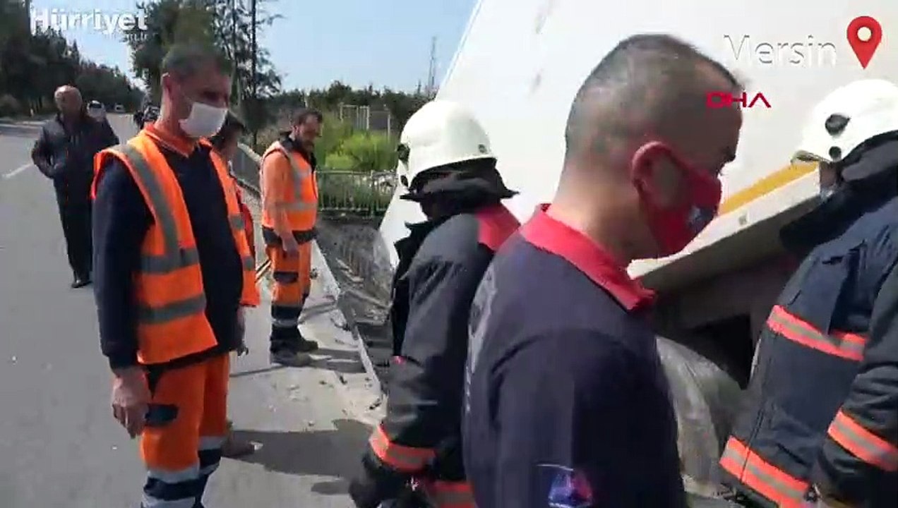 Mersin'de şoförünün direksiyon başında uyuduğu TIR köprüden düştü