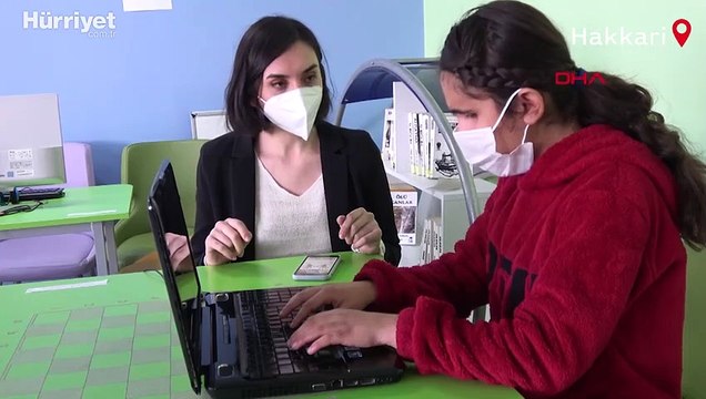 14 yaşındaki Kayser, öğretmeninden Braille alfabesi ve bastonla yürümeyi öğrendi