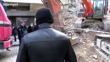 Avcılar'da yıkım sırasında beton blok iş makinesinin üzerine devrildi