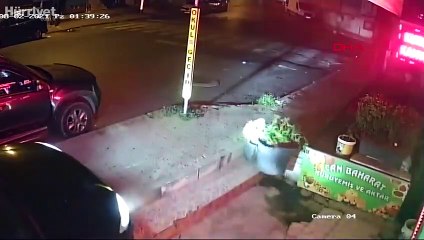 Sarıyer'de otomobil kaldırıma çıktı  Kaza kamerada