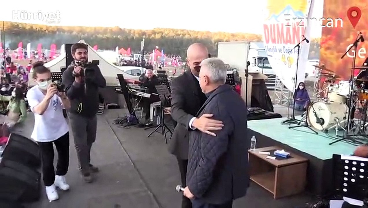 AK Parti Genel Başkanvekili Binali Yıldırım, şarkıcı Soner Sarıkabadayı ile düet yaptı