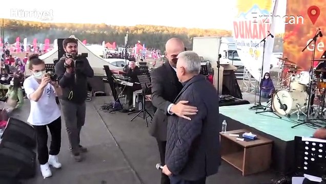 AK Parti Genel Başkanvekili Binali Yıldırım, şarkıcı Soner Sarıkabadayı ile düet yaptı