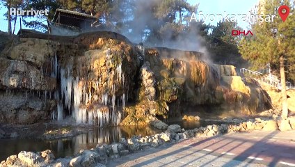 Afyonkarahisar'da sıcak su akan şelale dondu