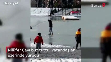 Vatandaşlar buz tutan Nilüfer Çayı'nın üzerinde yürüdü