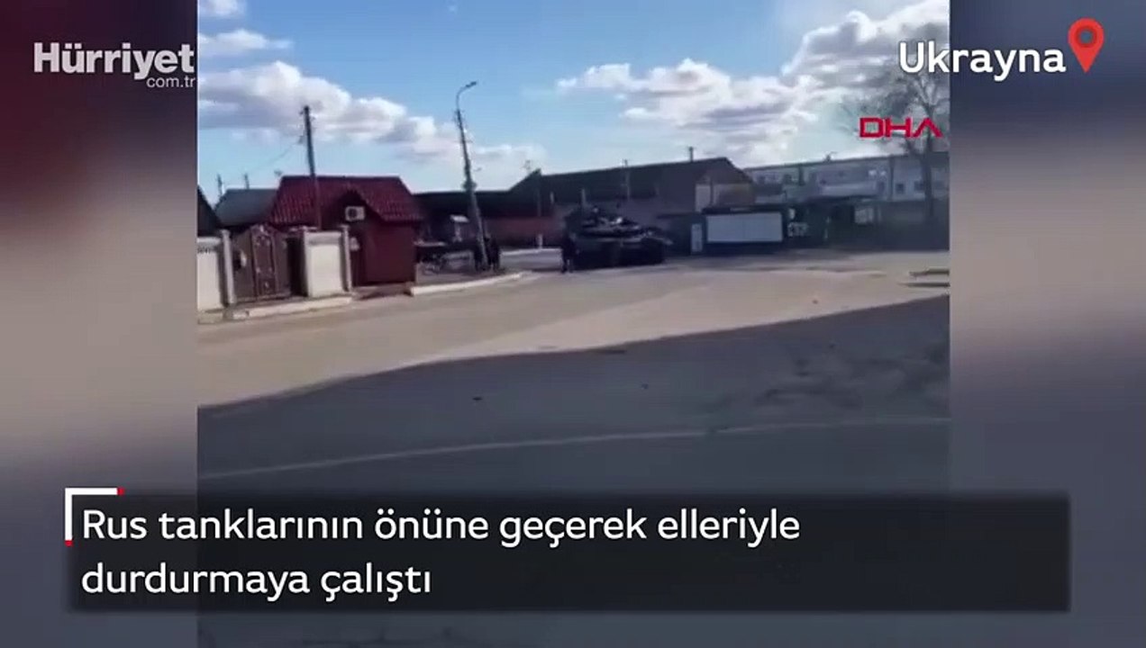 Ukrayna'da halk Rus tanklarını elleriyle durdurmaya çalıştı