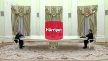 Macron ve Putin’in oturduğu masa  sosyal medya gündeminde