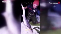 Trabzonlu balıkçının ağına takılan köpek balığına sözleri Karadeniz fıkralarını aratmadı