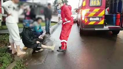 Motociclista de 23 anos sofre suspeita de fratura após colisão no XIV de Novembro