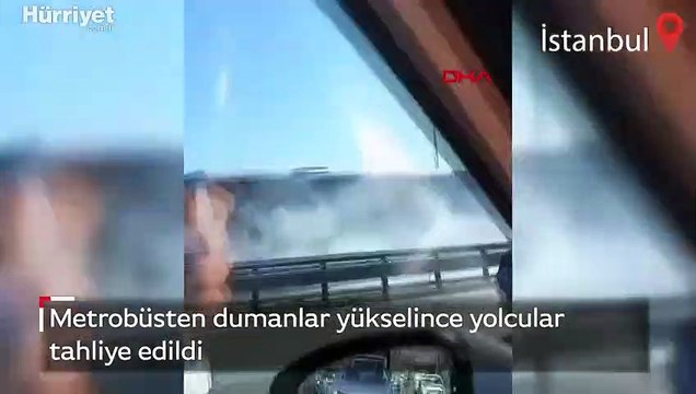 Metrobüsten dumanlar yükselince yolcular tahliye edildi