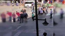 Genç kızlar cadde ortasında kavga etti