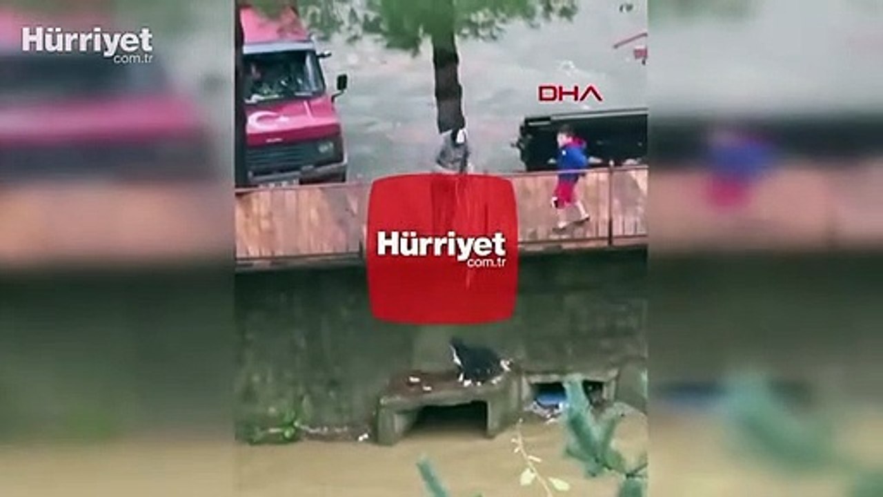 Korkuluklara bağladığı iple dereye inip mahsur kalan köpeği kurtardı