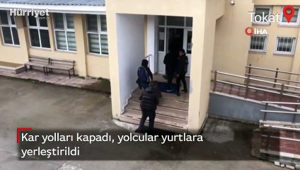 Kar yolları kapadı, yolcular yurtlara yerleştirildi